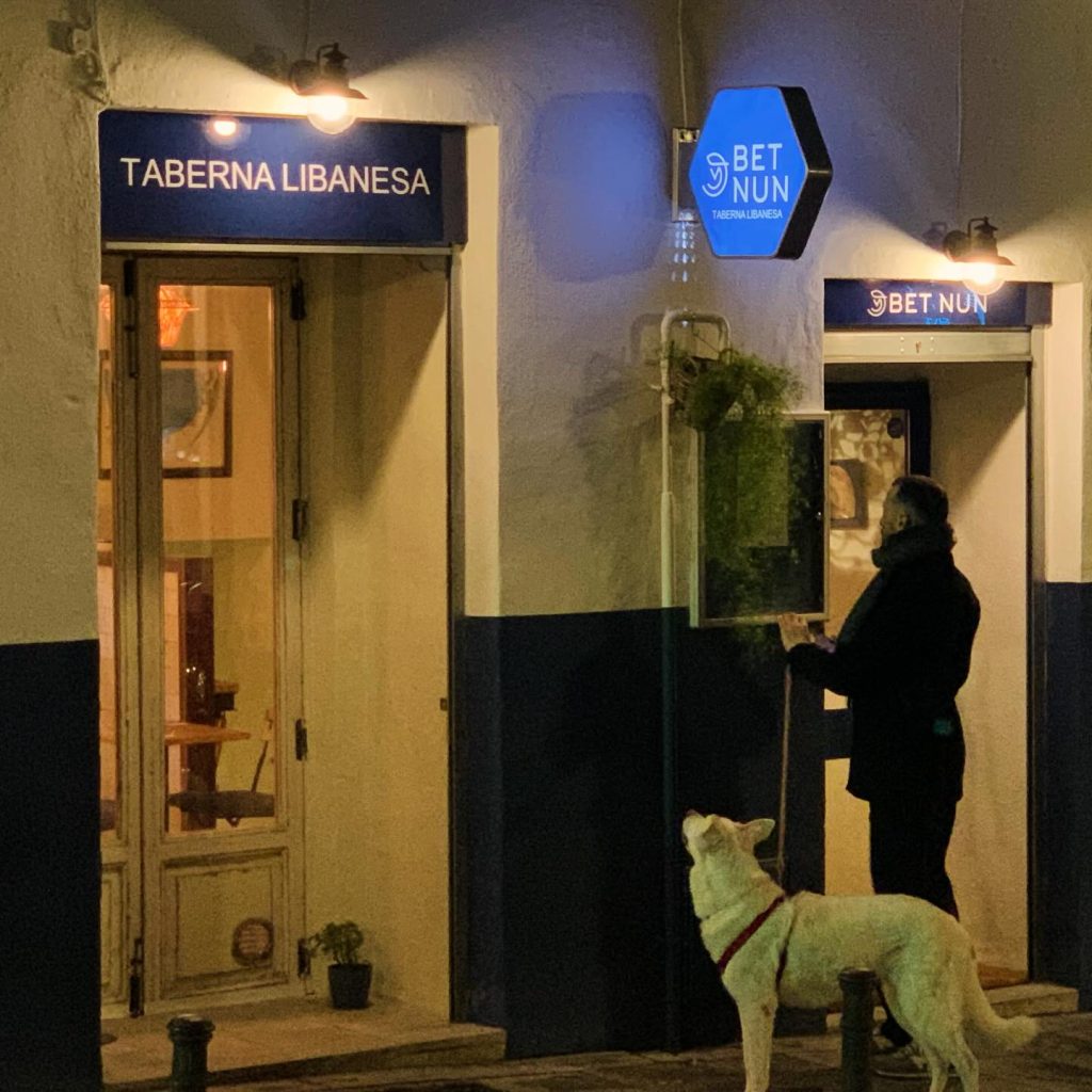 bet nun fachada noche