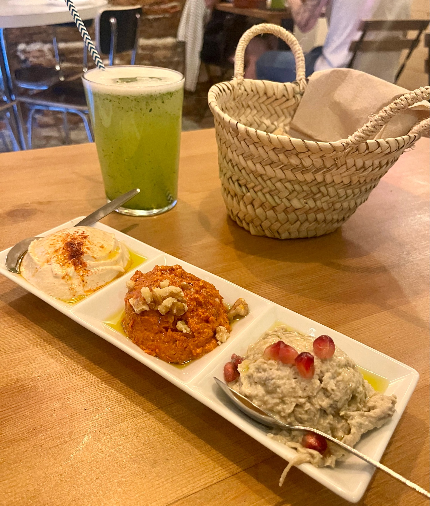 mezze de tres salsas con pan